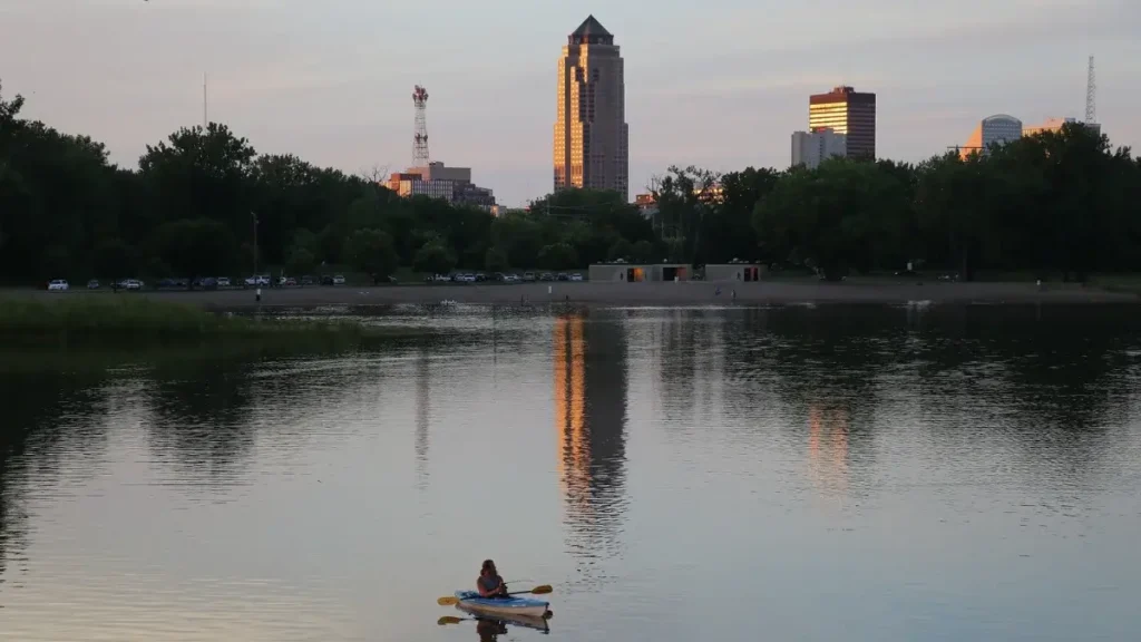 The city skyline reflecting on the water in Des Moines, Iowa, hosting one of the best marathons in Iowa.