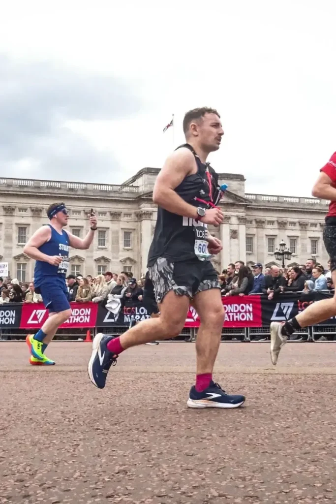 row running past buckingham palace