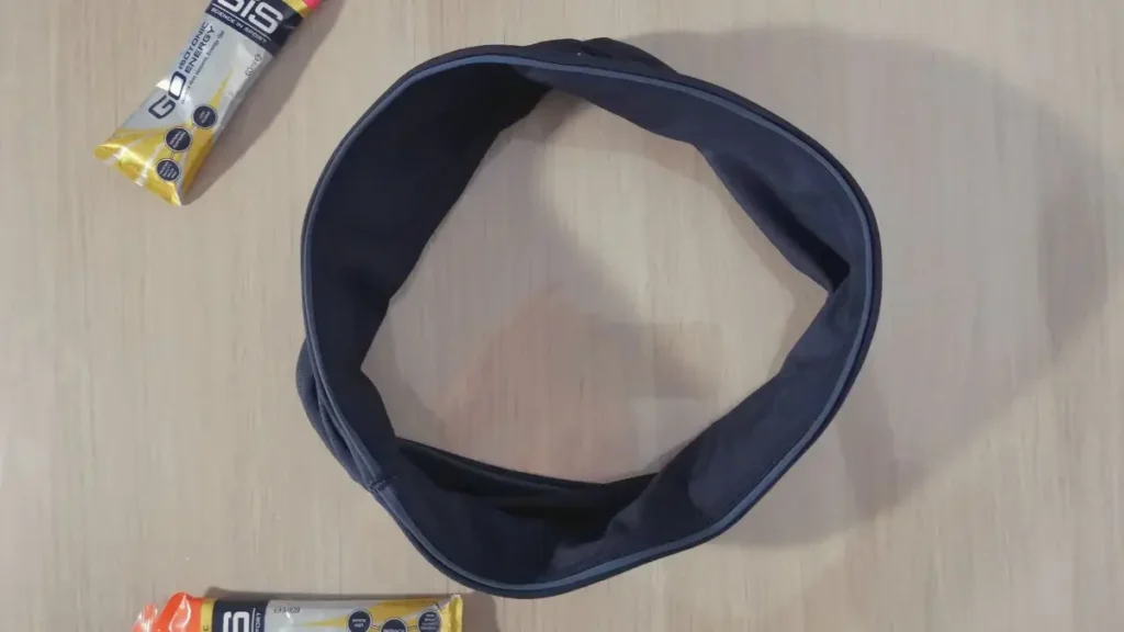 Single loop Flipbelt that doesn't adjust, but has a bit of stretch. 